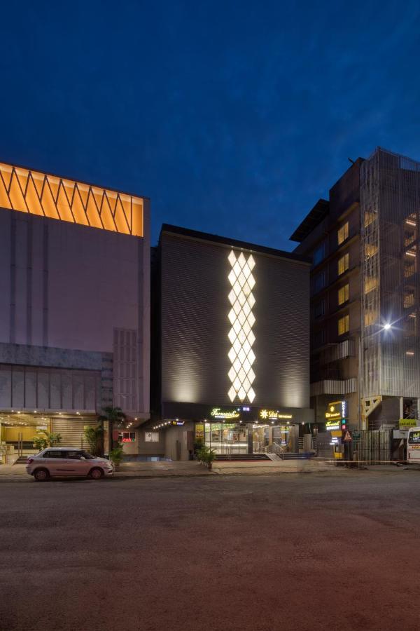 Hotel Sifat International Surat Esterno foto