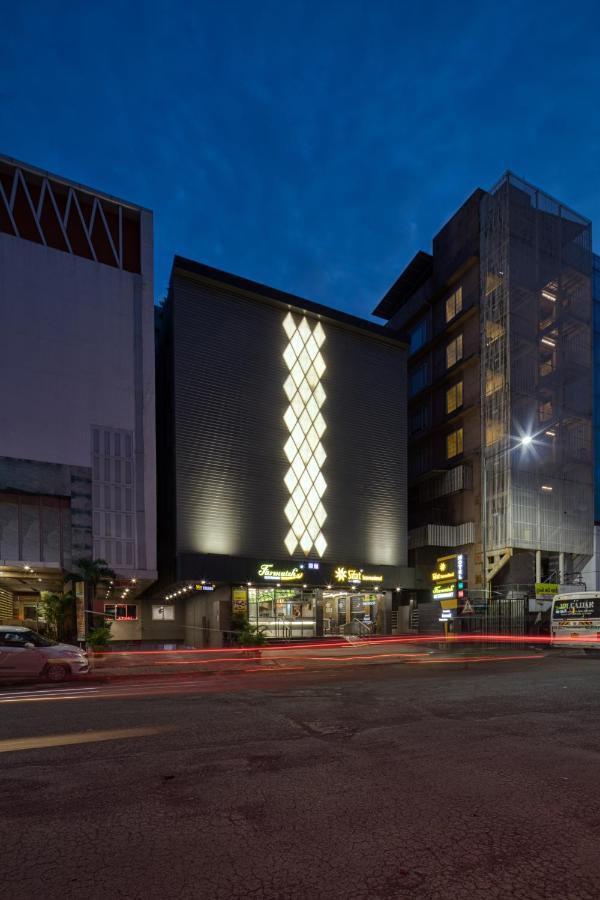 Hotel Sifat International Surat Esterno foto