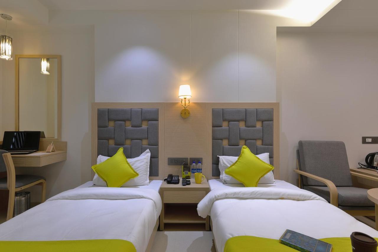 Hotel Sifat International Surat Esterno foto