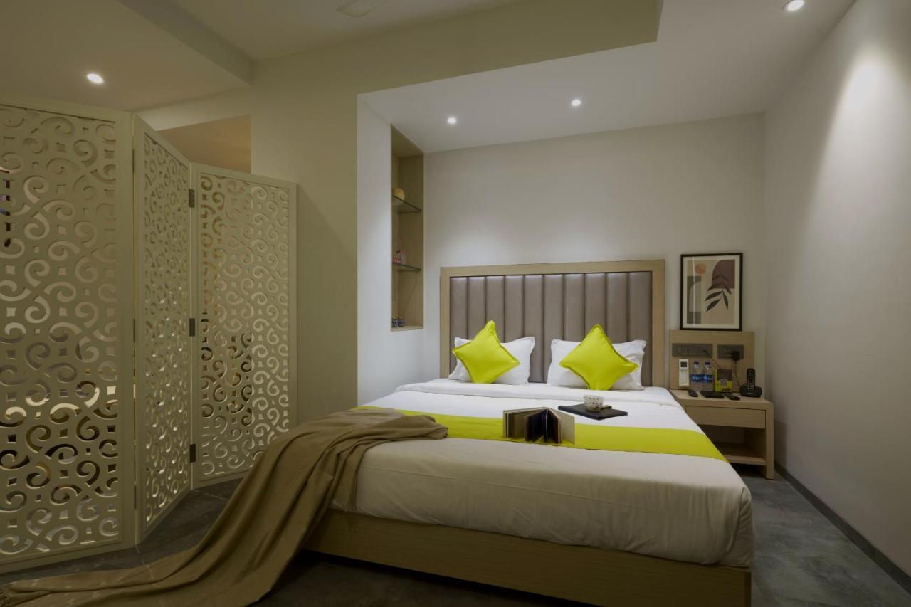 Hotel Sifat International Surat Esterno foto