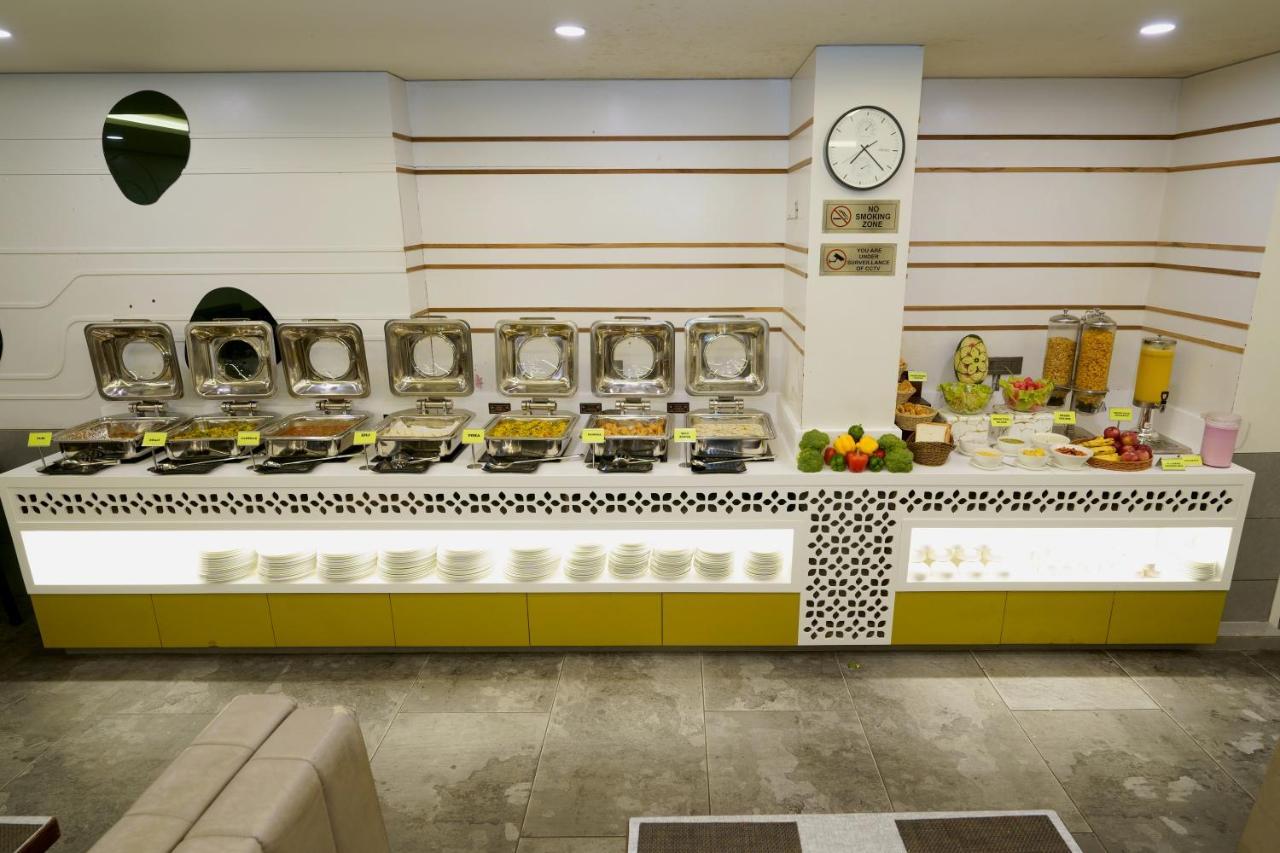 Hotel Sifat International Surat Esterno foto
