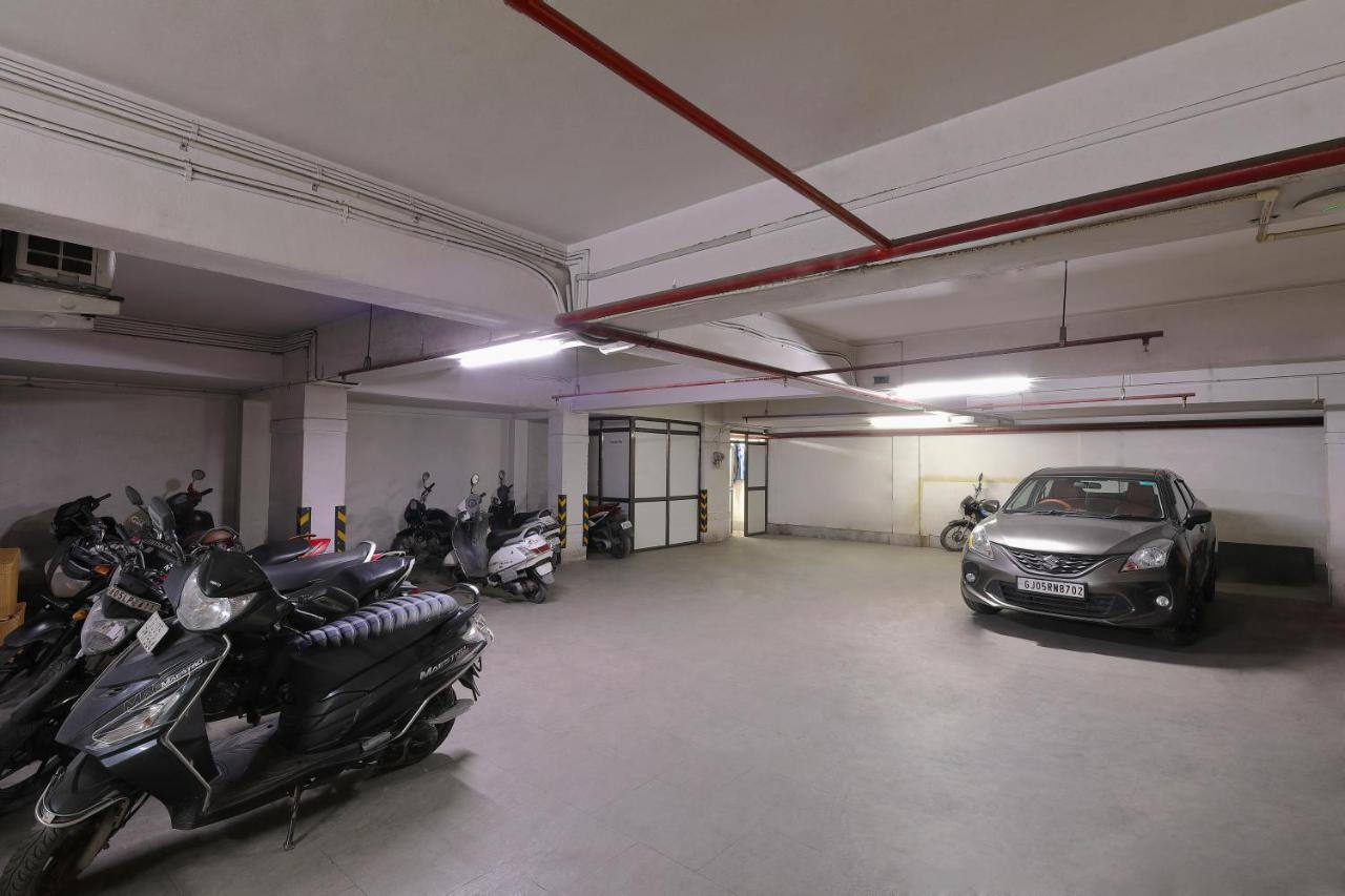 Hotel Sifat International Surat Esterno foto