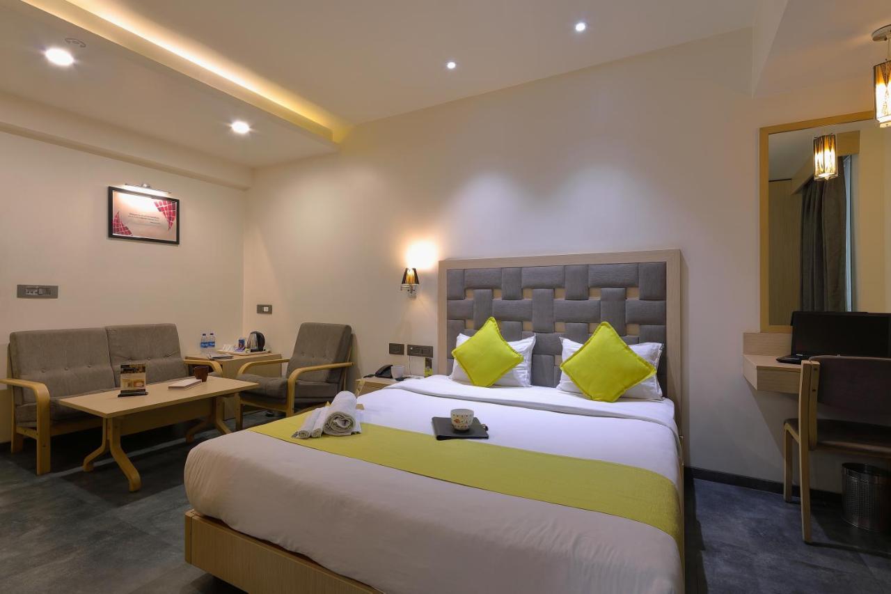 Hotel Sifat International Surat Esterno foto