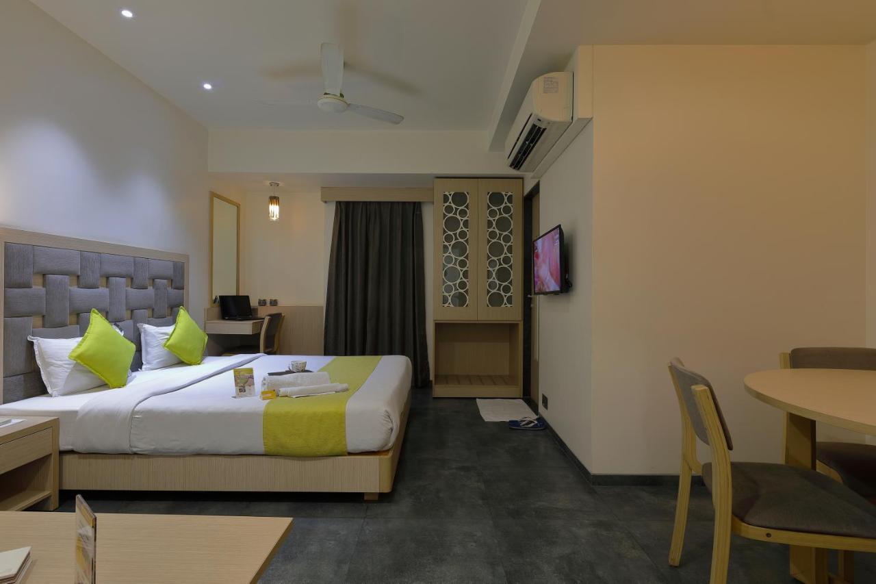 Hotel Sifat International Surat Esterno foto