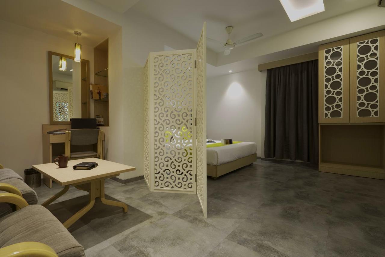 Hotel Sifat International Surat Esterno foto
