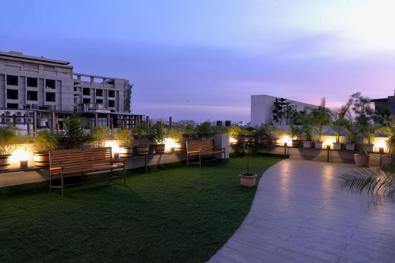 Hotel Sifat International Surat Esterno foto