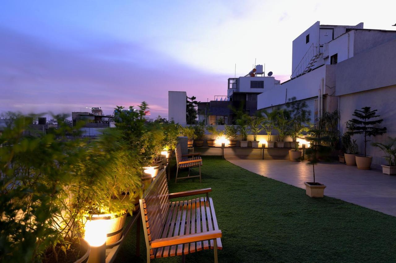 Hotel Sifat International Surat Esterno foto