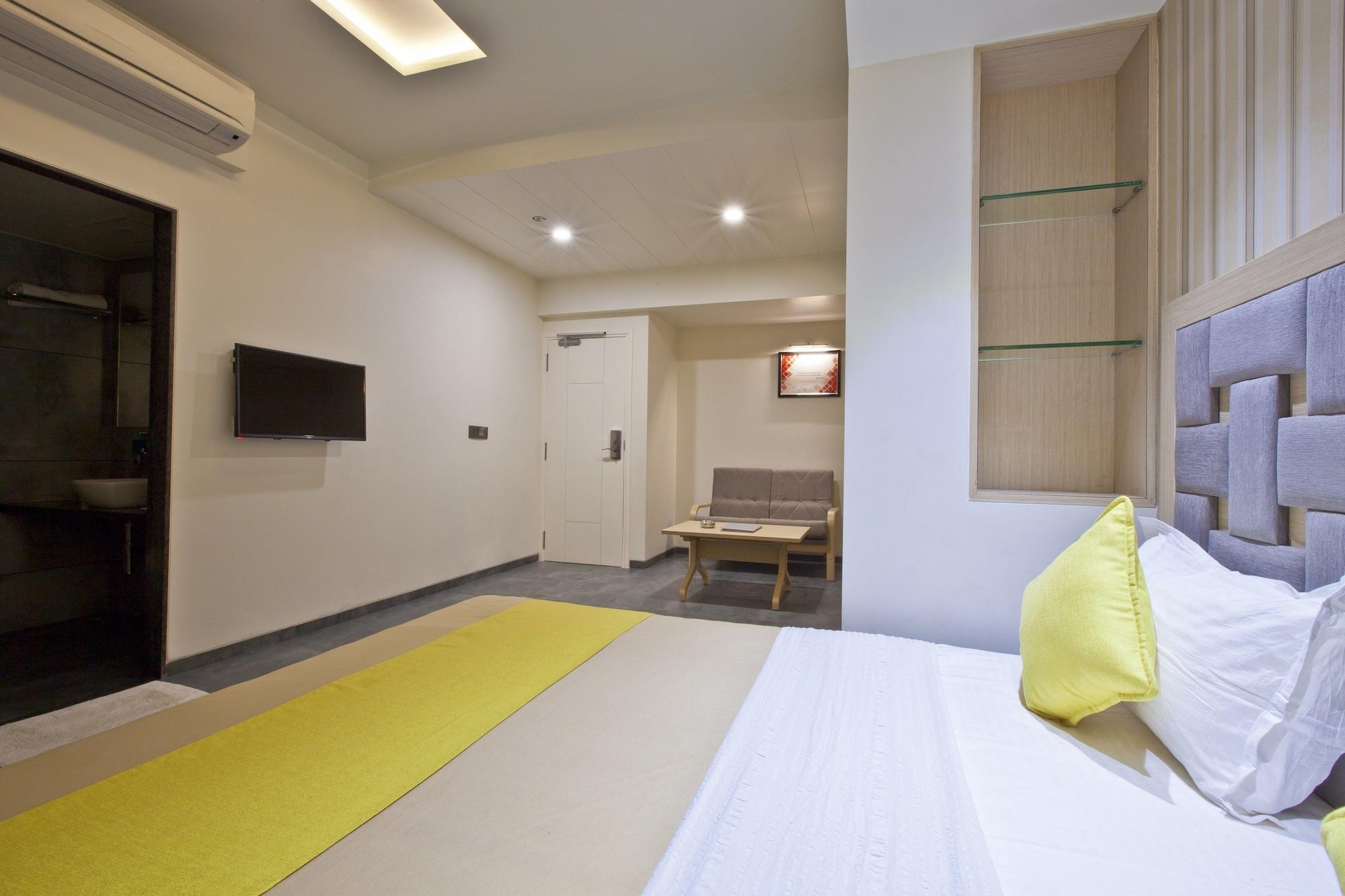 Hotel Sifat International Surat Esterno foto
