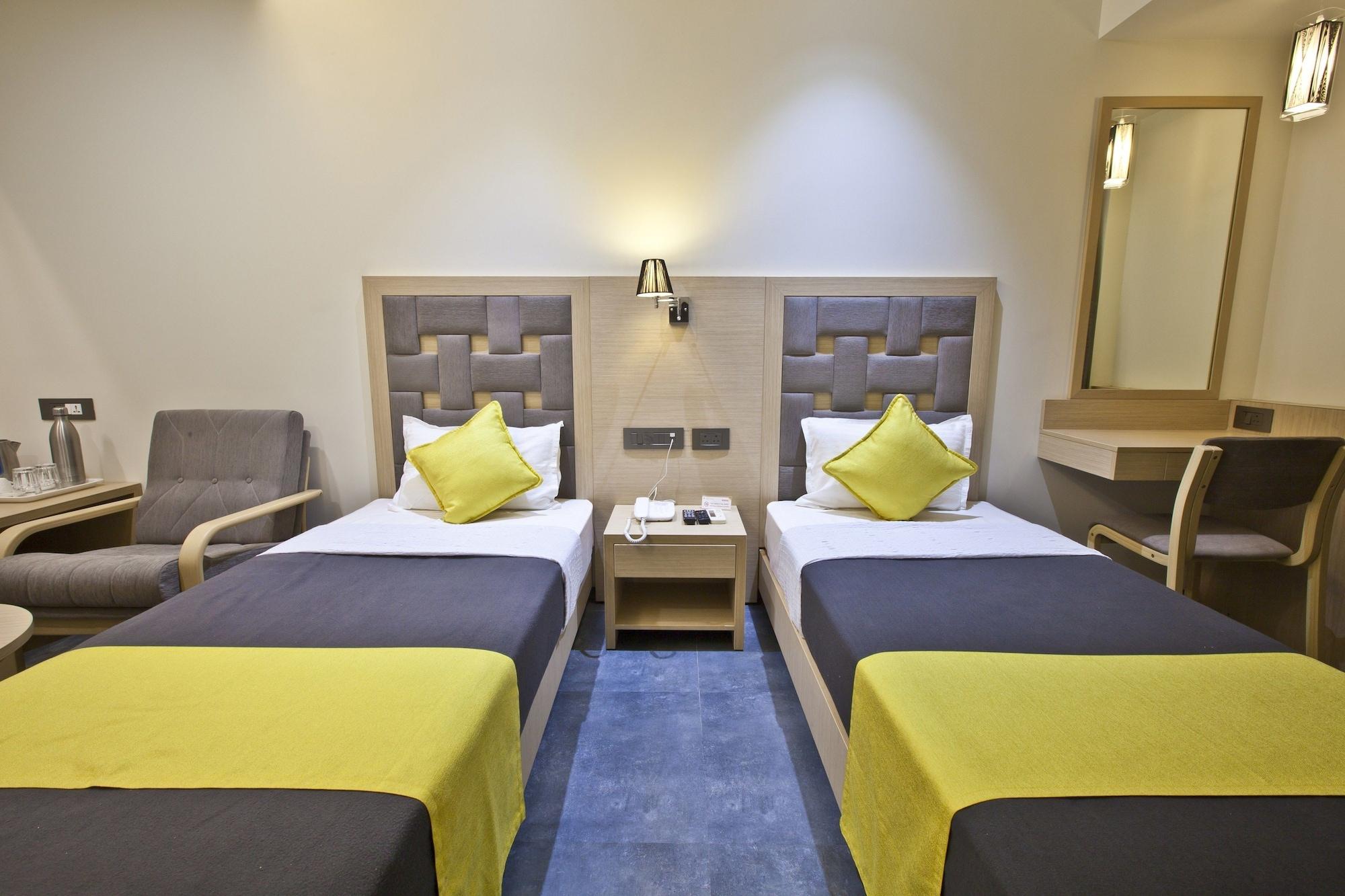Hotel Sifat International Surat Esterno foto