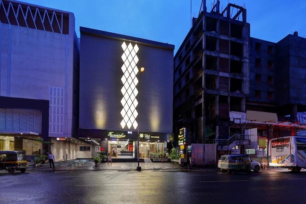 Hotel Sifat International Surat Esterno foto