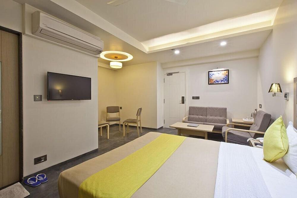 Hotel Sifat International Surat Esterno foto