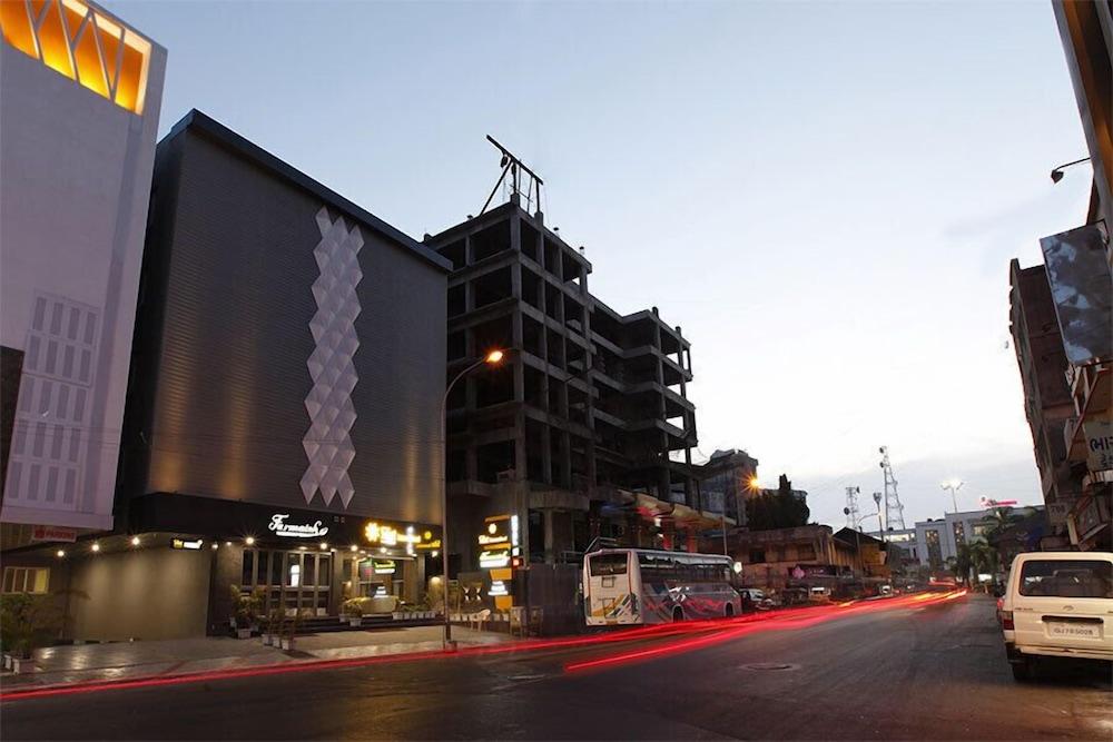 Hotel Sifat International Surat Esterno foto