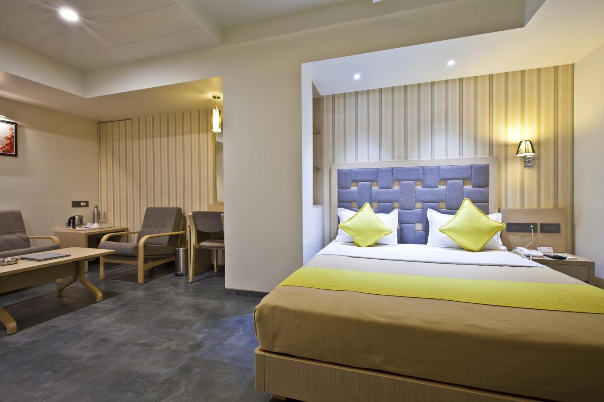 Hotel Sifat International Surat Esterno foto