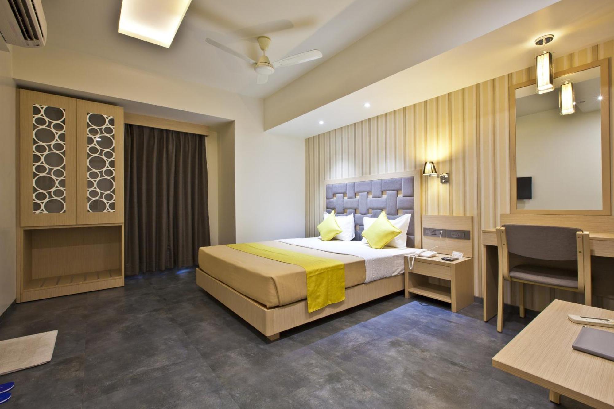 Hotel Sifat International Surat Esterno foto
