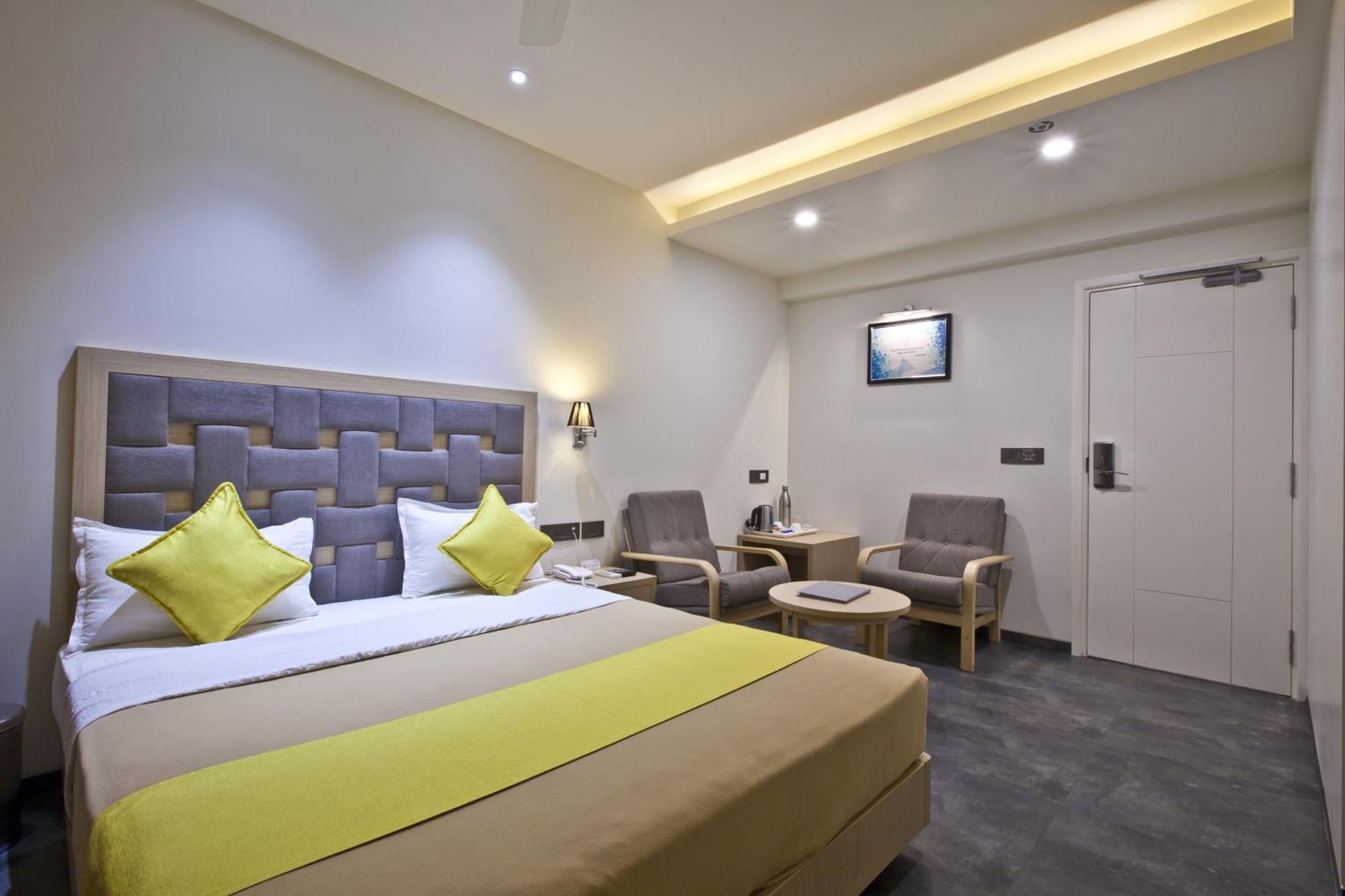 Hotel Sifat International Surat Esterno foto