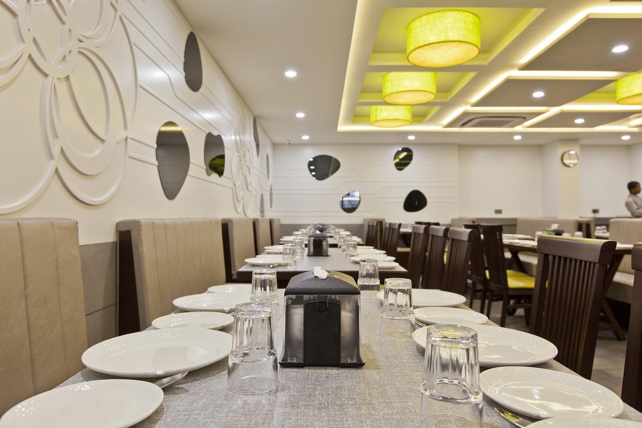 Hotel Sifat International Surat Esterno foto