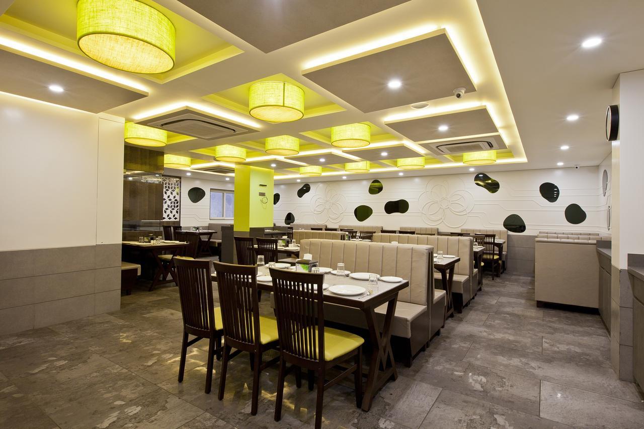 Hotel Sifat International Surat Esterno foto